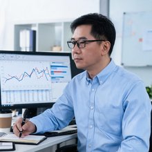 一位中年男性数据分析师，穿衬衫戴眼镜